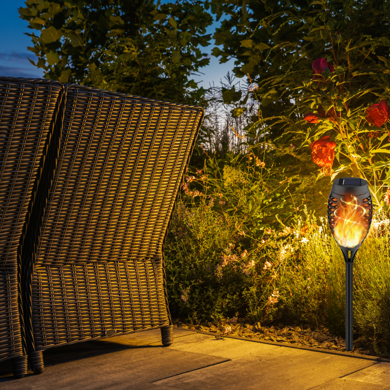 Lampa solarna z płomieniem i czujnikiem zmierzchu